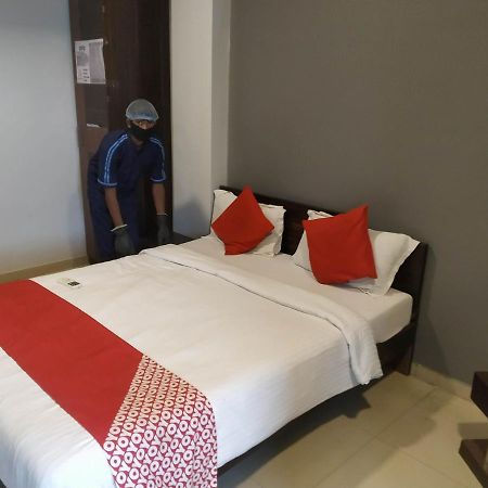 Oyo Flagship 47564 Hotel Gallops Sarkhej Exterior photo