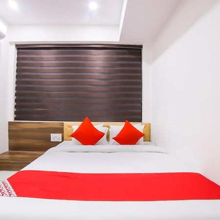 Oyo Flagship 47564 Hotel Gallops Sarkhej Exterior photo