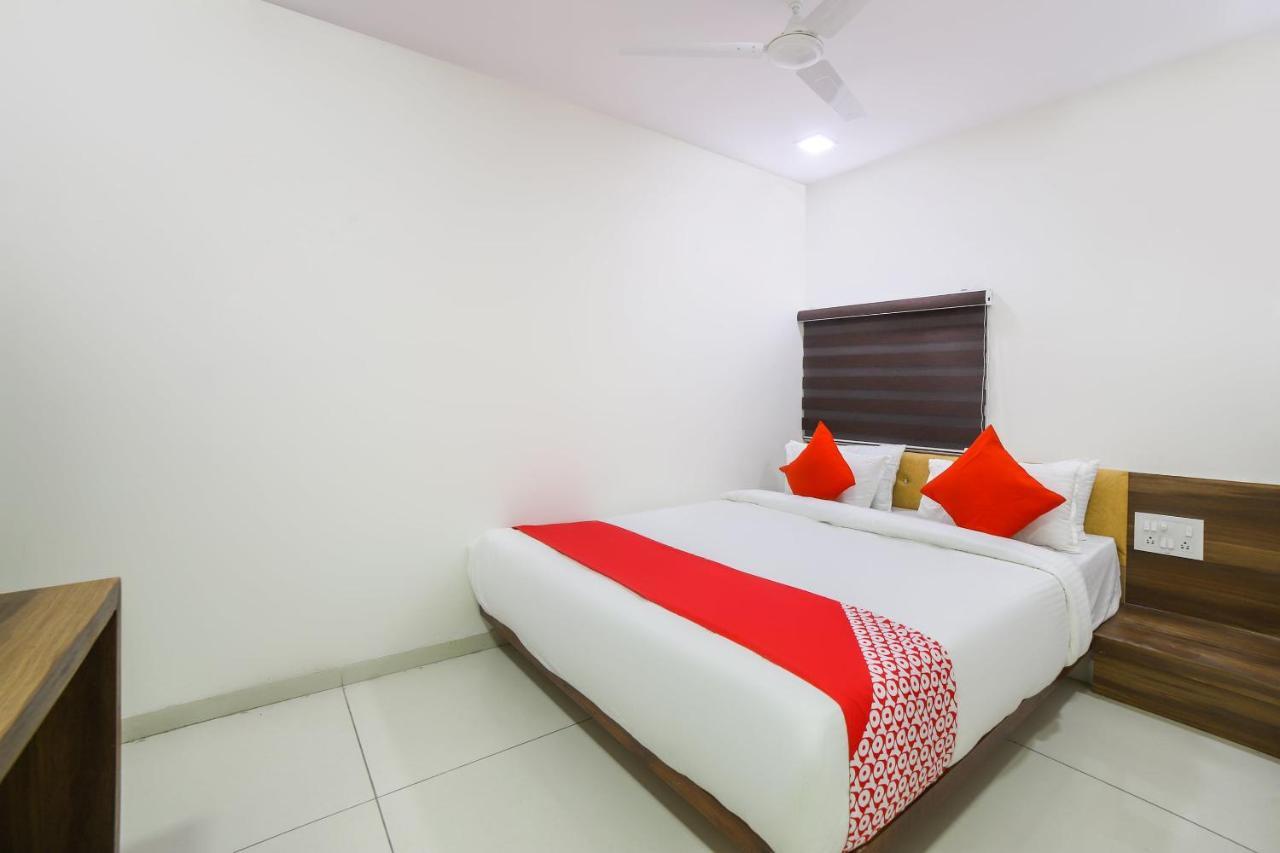 Oyo Flagship 47564 Hotel Gallops Sarkhej Exterior photo