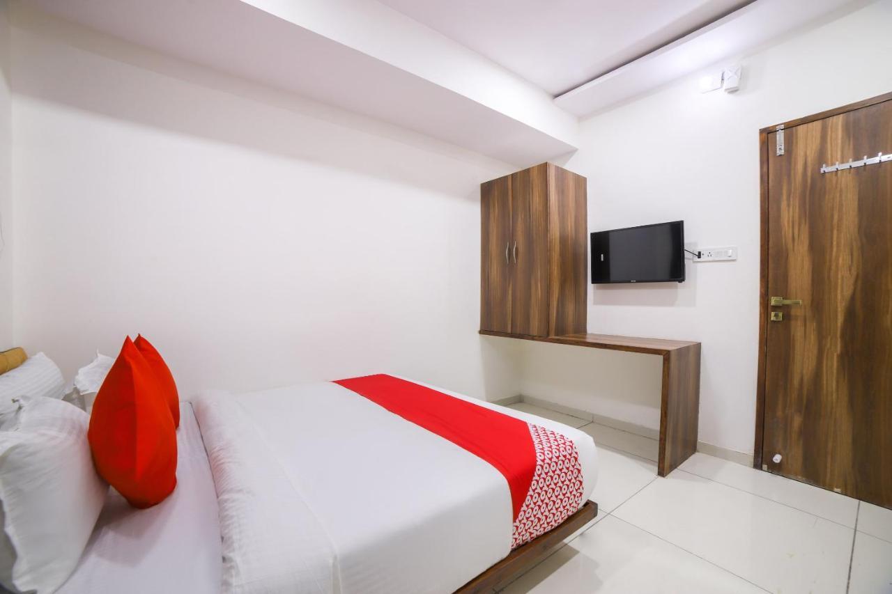 Oyo Flagship 47564 Hotel Gallops Sarkhej Exterior photo