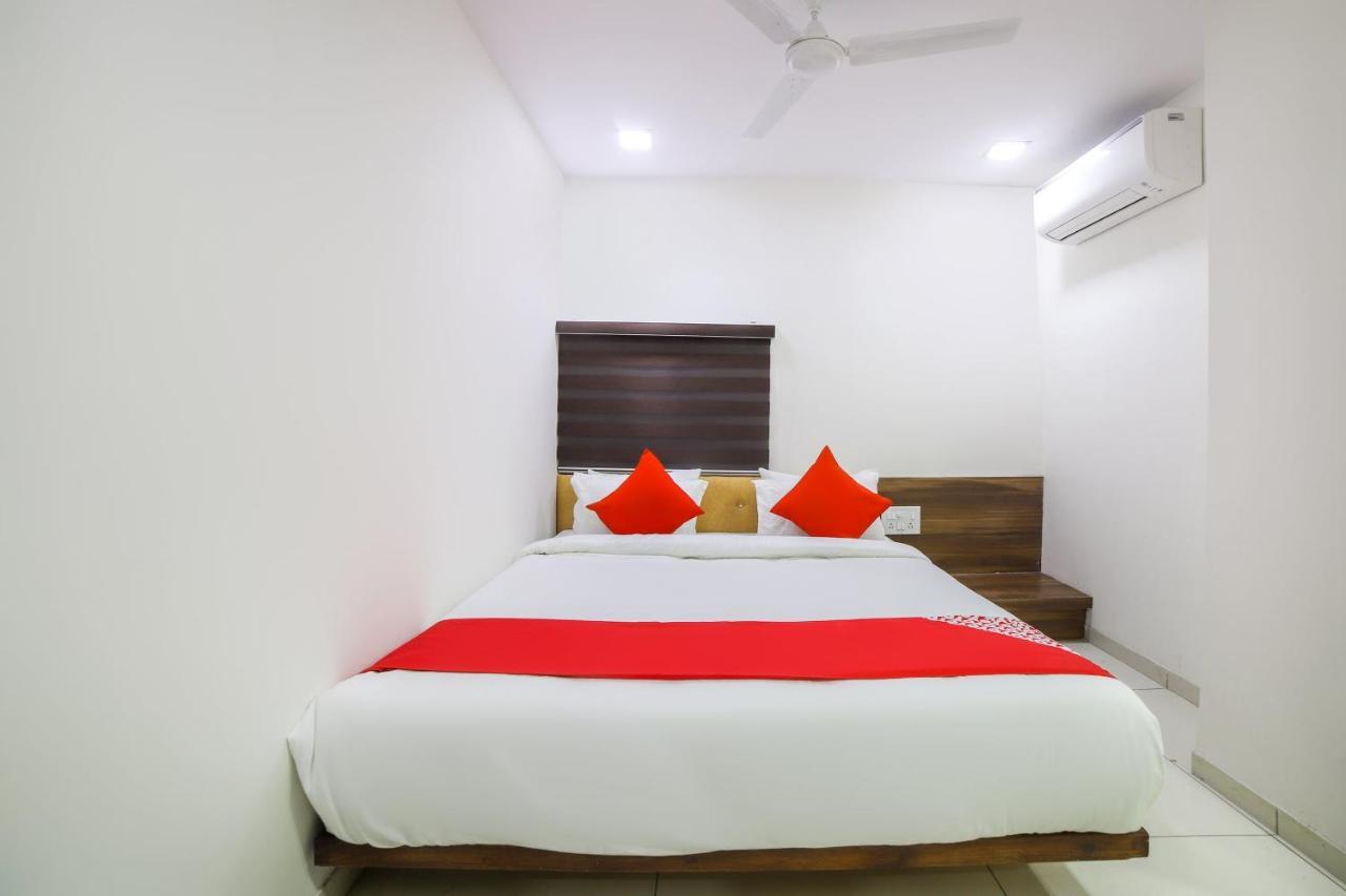 Oyo Flagship 47564 Hotel Gallops Sarkhej Exterior photo